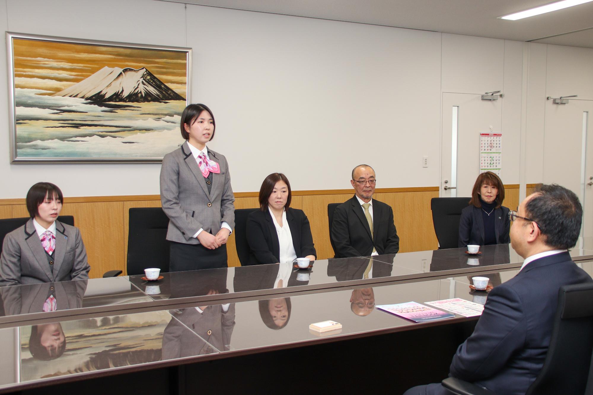 小川市長に意気込みを語る横田キャプテン