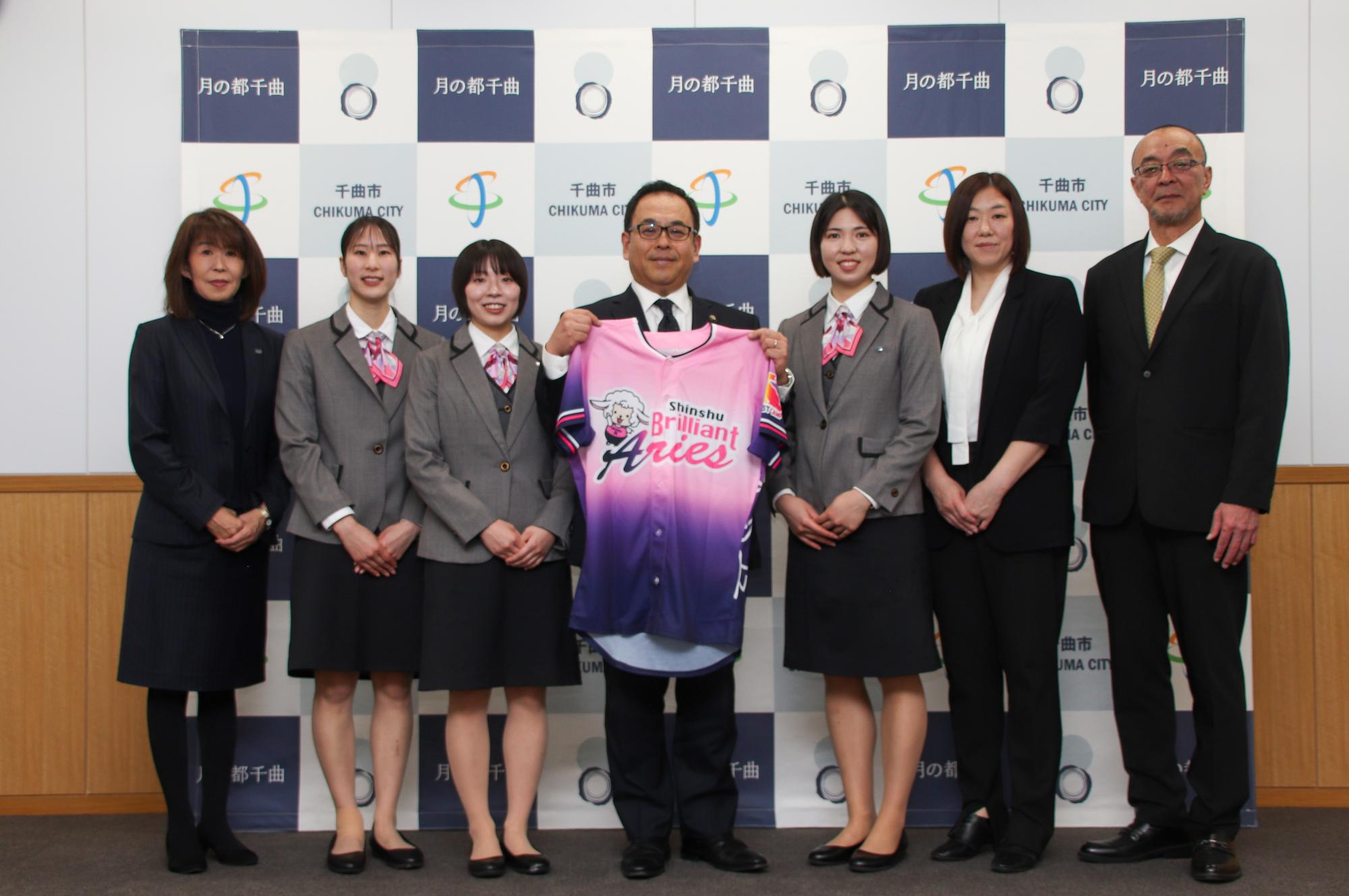 集合写真(左から関代表、高野副キャプテン、貝塚副キャプテン、小川市長、横田キャプテン、成田コーチ、原監督)