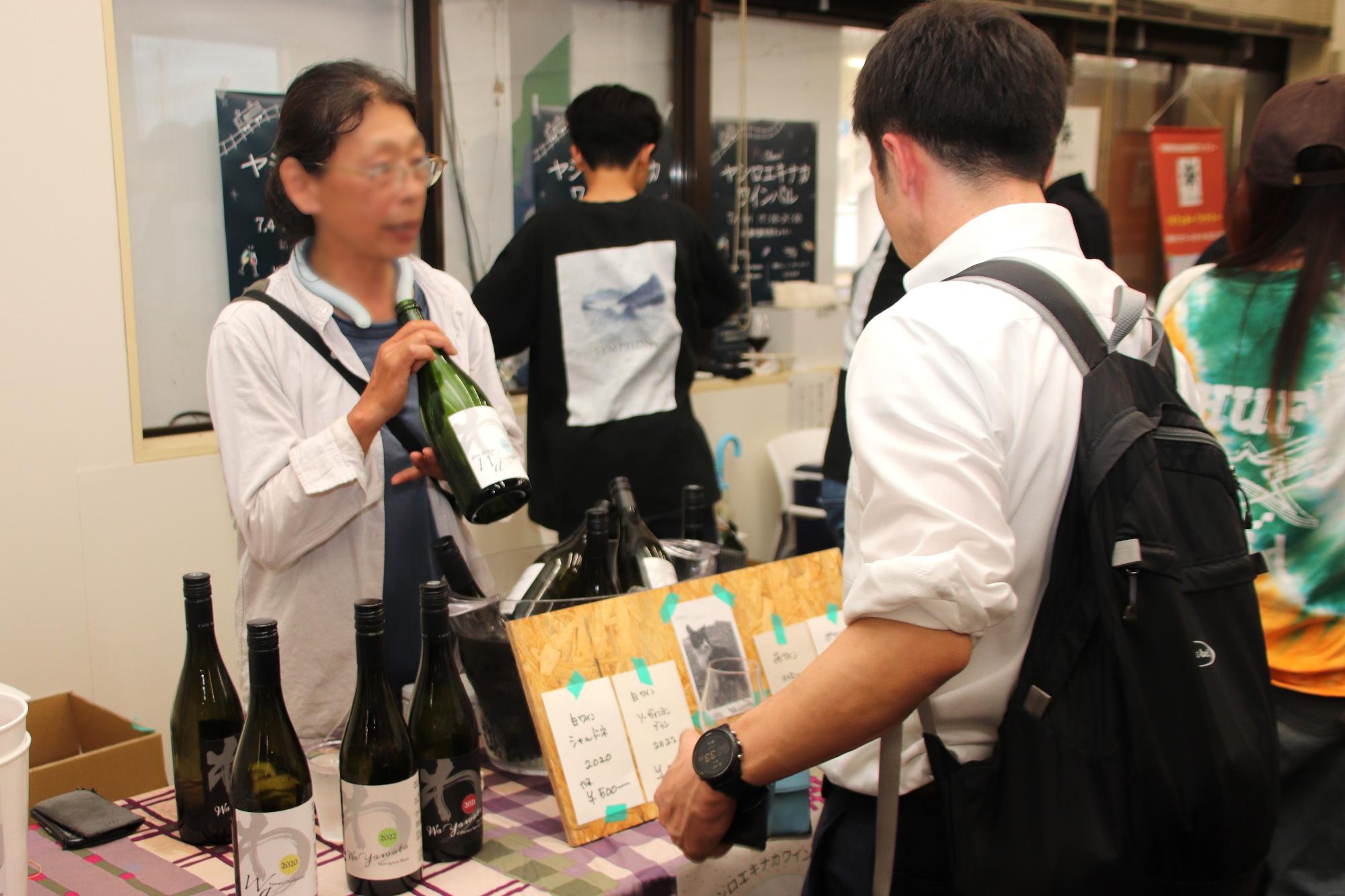 ワインを購入する来場者と販売者