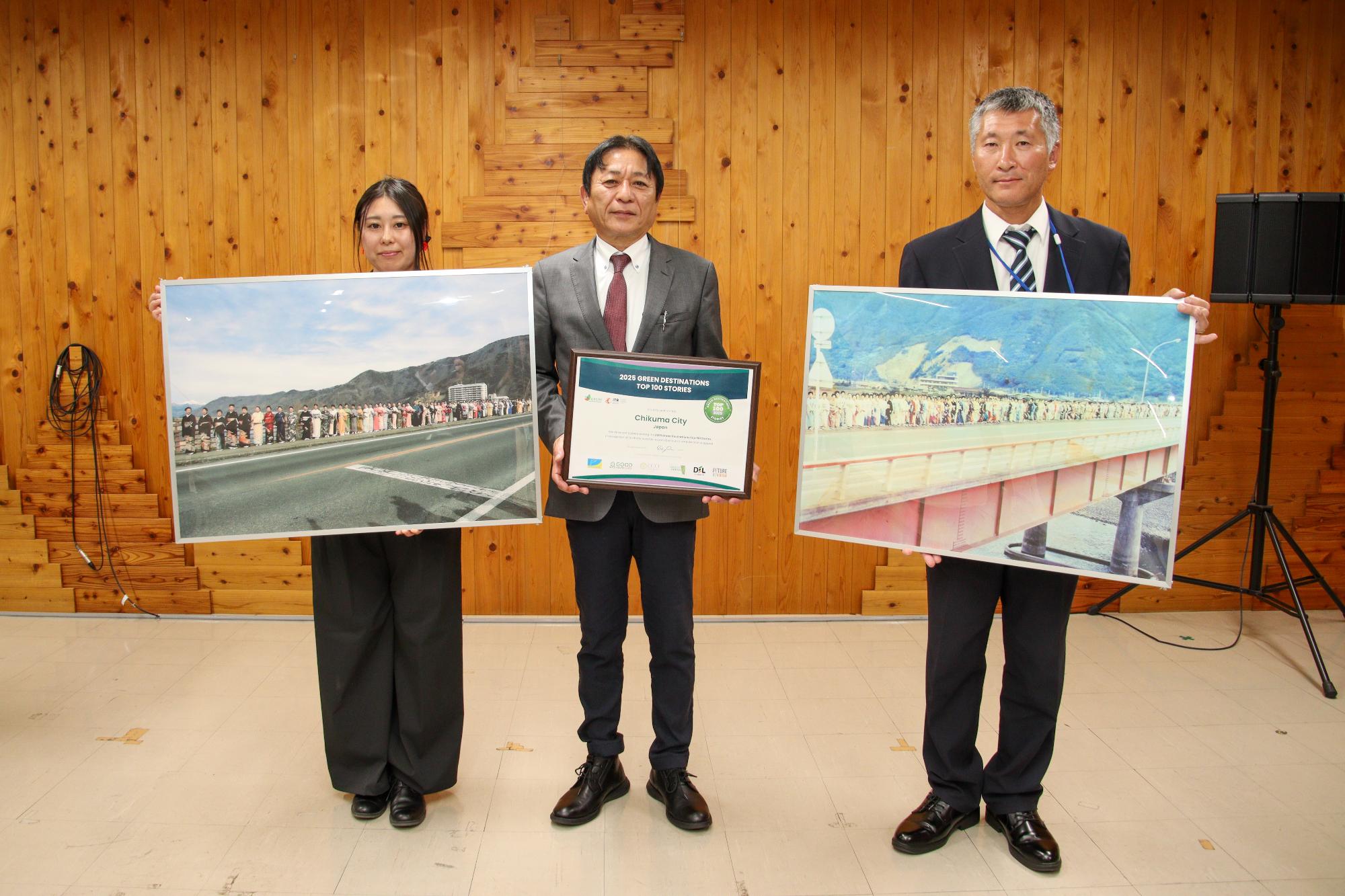 長野県庁での記者会見後、信州千曲観光局の2人(中央、左)と牧文化観光スポーツ部長(右)が記念撮影をしている様子