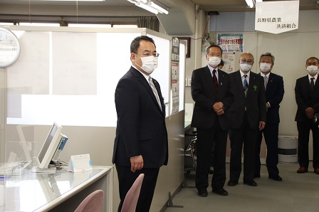 マスクをした市長が室内で笑顔でみんなに挨拶をしている写真