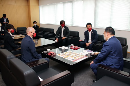 ボアルース長野の皆さんと市長が椅子に座ってお話している写真