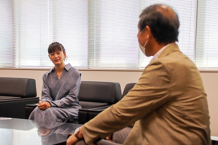 ソファに座ってお話している小西さんと副市長の写真
