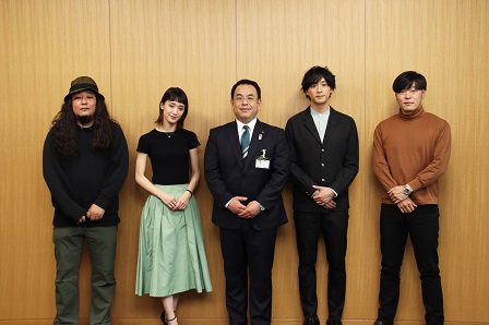 市長と役者の皆さんが並んで記念撮影をしている写真