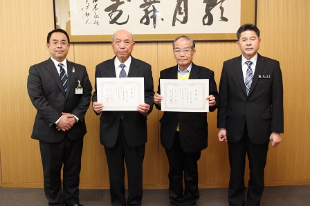 市長と3名の関係者の方々が並んで記念撮影をしている写真