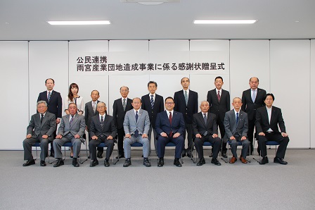 市長と関係者の皆さんが2列に並んで記念撮影をしている写真