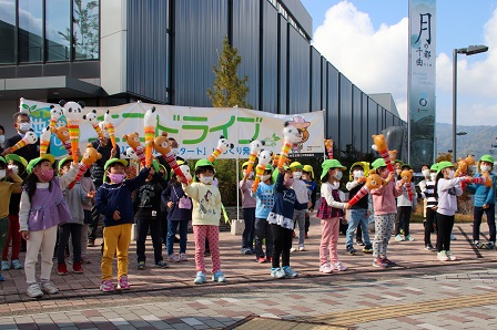 交差点でエコドライブを呼びかける杭瀬下保育園の園児たち