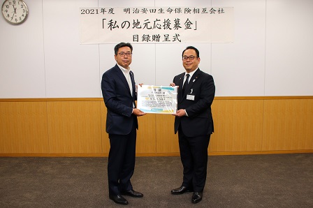 目録を持ち記念撮影する石田上田営業部長と小川市長