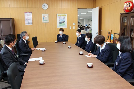 小松教育長と国際ソロプチミスト千曲の会員が懇談する様子