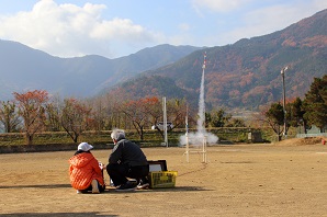 完成したモデルロケットを打ち上げる様子