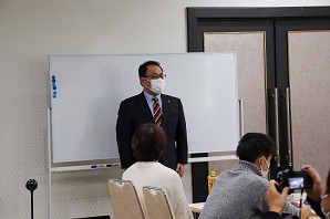 参加者にあいさつする小川市長