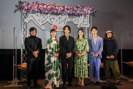 舞台上に整列する映画の出演者や監督たち
