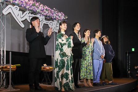 ファンに手を振る映画の出演者たち