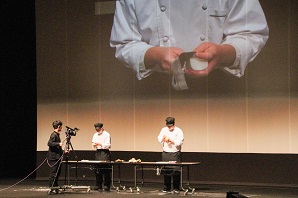 屋代南高校フードデザインコースの生徒による飾り切りの実演