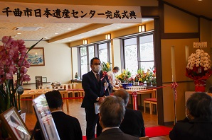 式典であいさつする小川市長