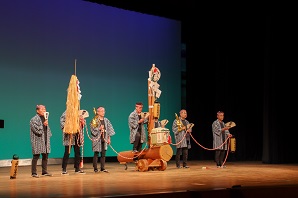 ステージ上でパフォーマンスを行う人たちの写真