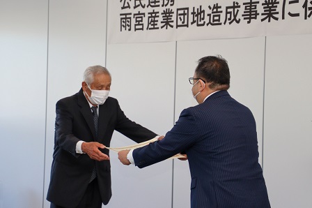 市長と役員が感謝状の受け渡しをする瞬間の写真
