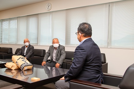 市長と名月会のみなさんが椅子に座ってお話している写真