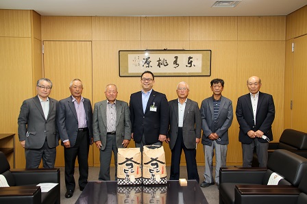市長と関係者一同が並んで記念撮影をしている写真