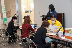 市役所1階で健康チェックを実施している様子