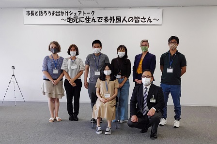 市長と外国人の皆さんが並んで記念撮影をしている写真