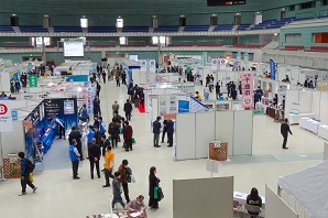 イベントが行われている会場内を俯瞰視点で撮影した全景写真