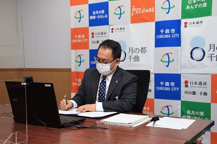 宣言書に署名をする小川市長