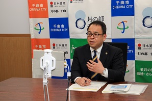 画面越しに参加者へ想いを述べる小川市長