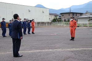 市長と向かい合う男性隊員の写真