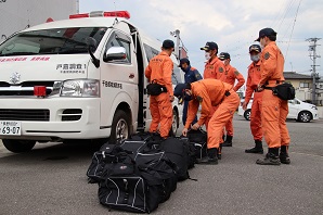 車から荷物を取り出している隊員たちの写真