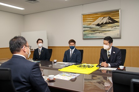 市長と信州ブレイブウォリアーズのみなさんが並んで記念撮影をしている写真