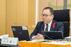 遠隔でモニター越しに生徒たちとお話しする市長の写真