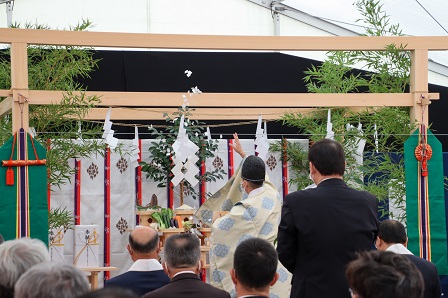 来場者に見守られながら、宮司さんがご祈祷をしている写真