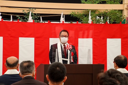 演壇で市長が来場者たちに向けてお話をしている写真