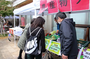 出店でマスカットなどの果物が売られている写真