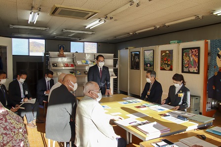 参加者にあいさつする小川市長