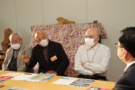 小川市長へ更級への想いを伝える参加者の様子