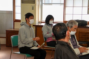 あんずの里の将来について意見を述べる参加者の学生