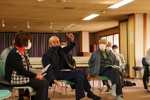 あんずの里の現状を話す参加者の地元住民