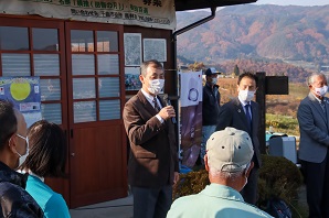 あいさつする大内副市長