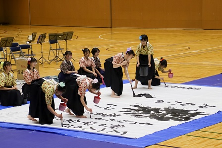屋代高等学校書道部の力強いパフォーマンス
