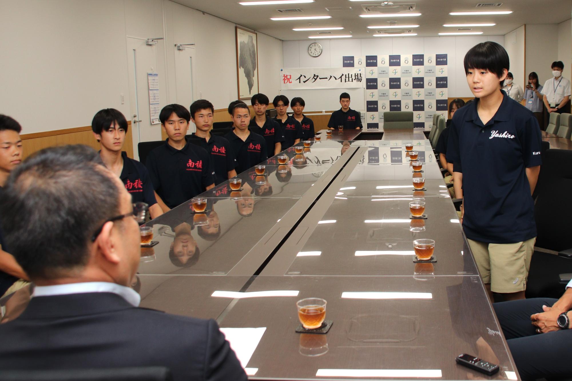 意気込みを語る屋代高校佐藤キャプテン