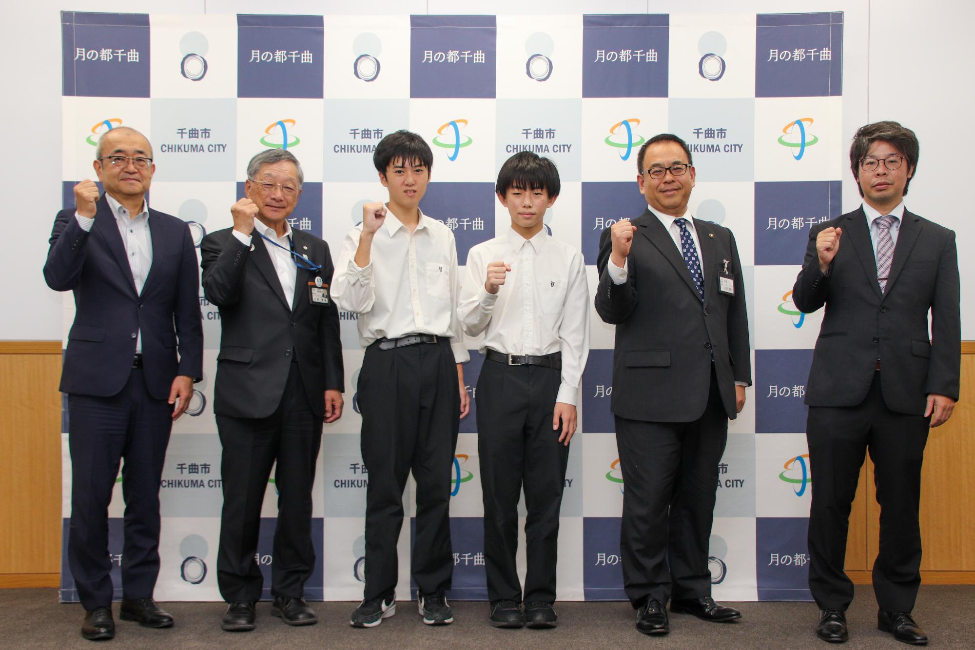 集合写真(左から馬場正一校長、小松信美教育長、大塚斗夢さん、福澤悠貴さん、小川修一市長、小林一晃教諭)