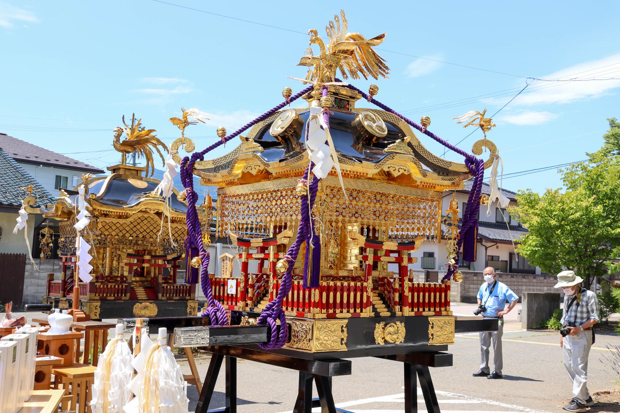 稲荷山祇園祭の新旧みこしが並ぶ