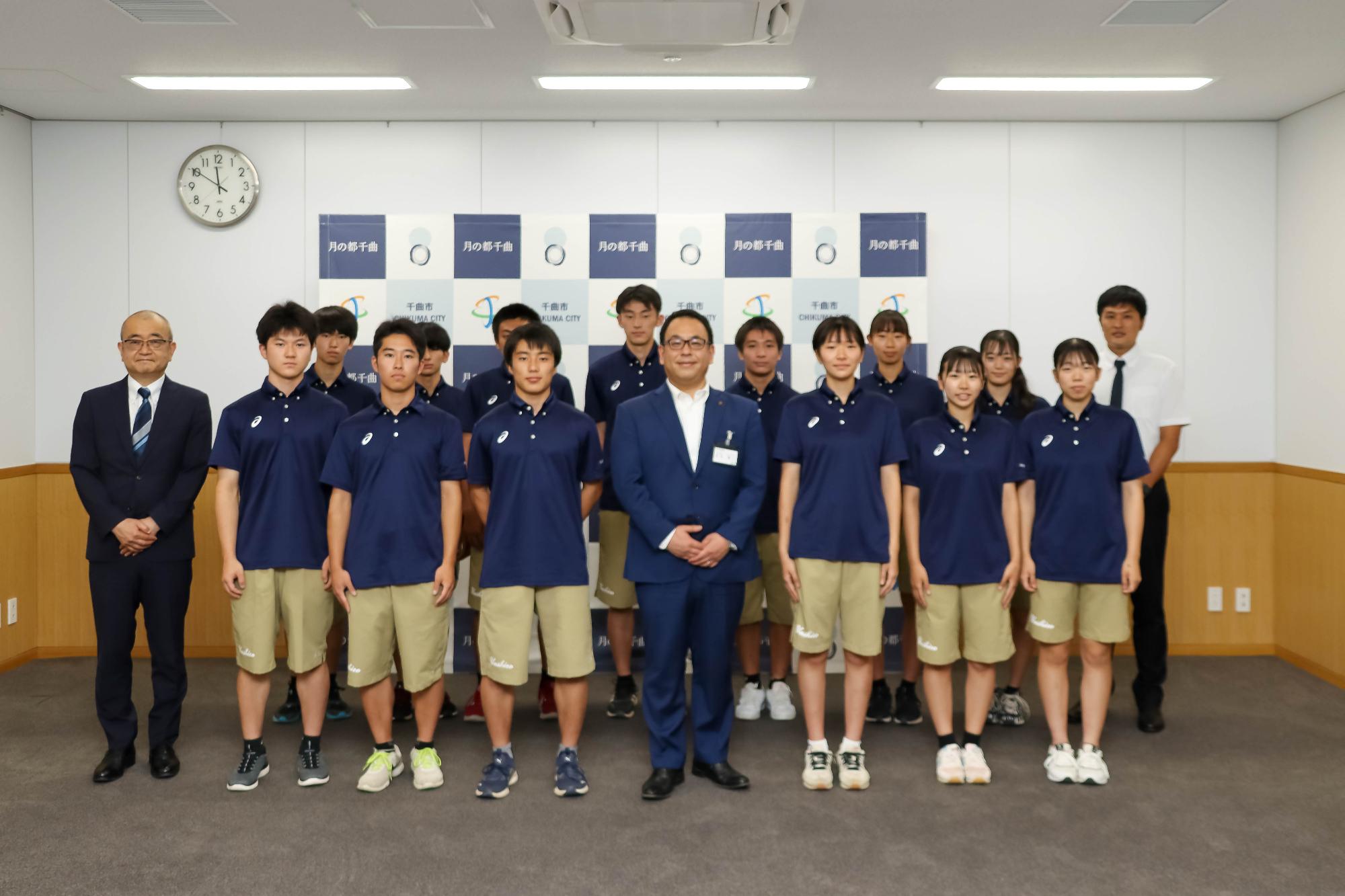 屋代高校ハンドボール班3年生の皆さん、馬場校長、若林教諭、小川市長で記念撮影