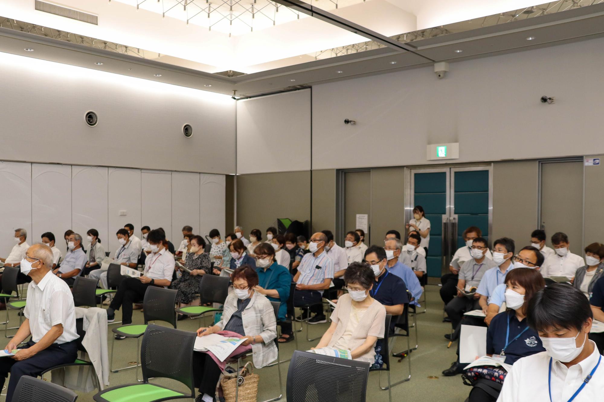 地球温暖化防止(ゼロカーボン)講演会のようすを前方から撮影