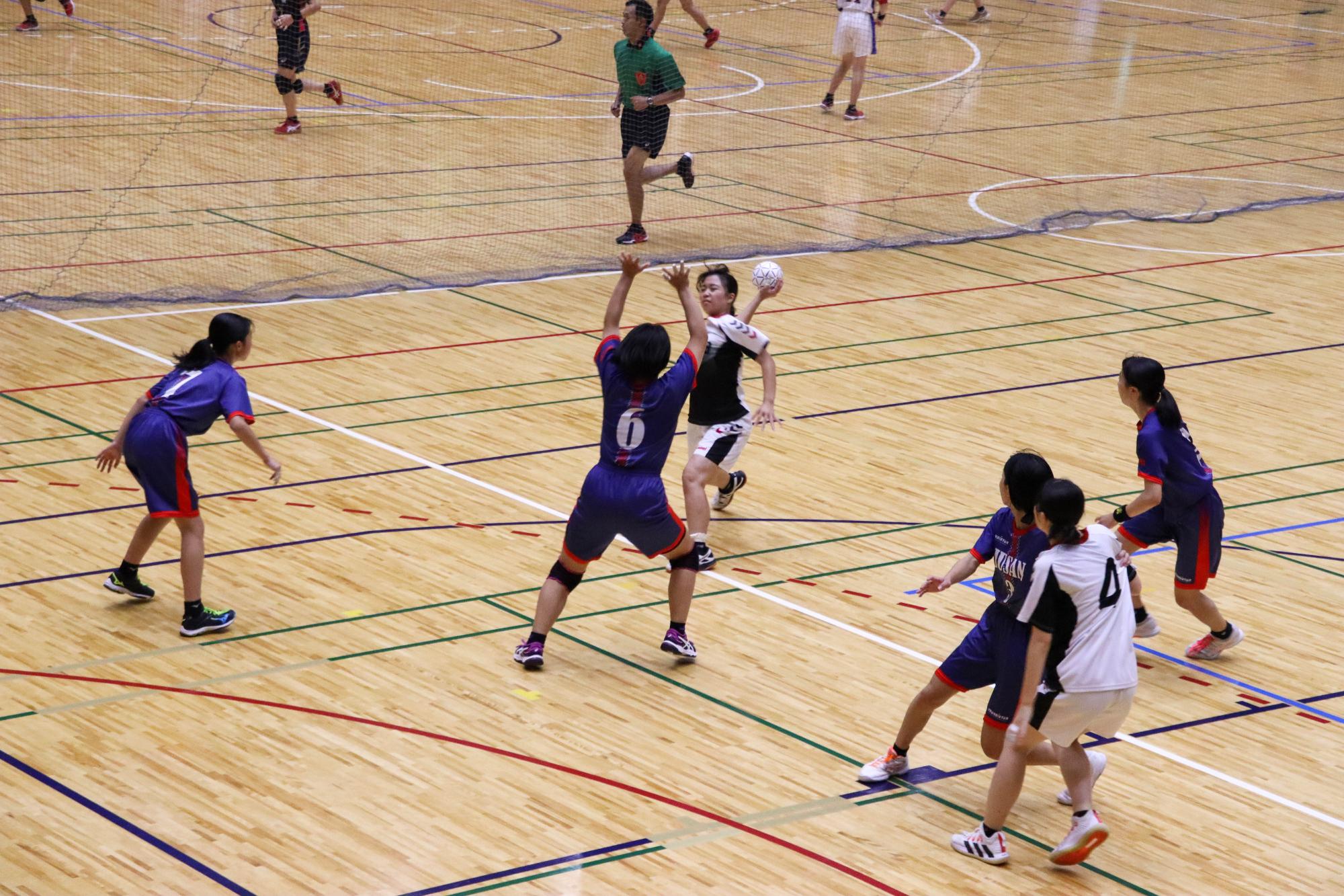 シュートを放つ戸上中女子チームの選手
