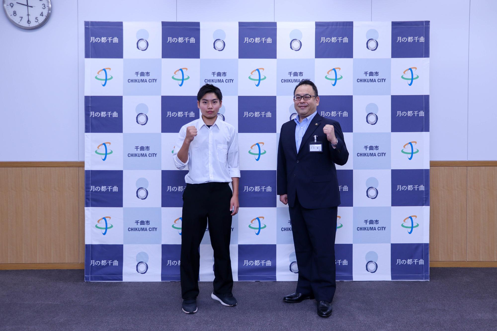 ガッツポーズする芳賀さんと小川市長