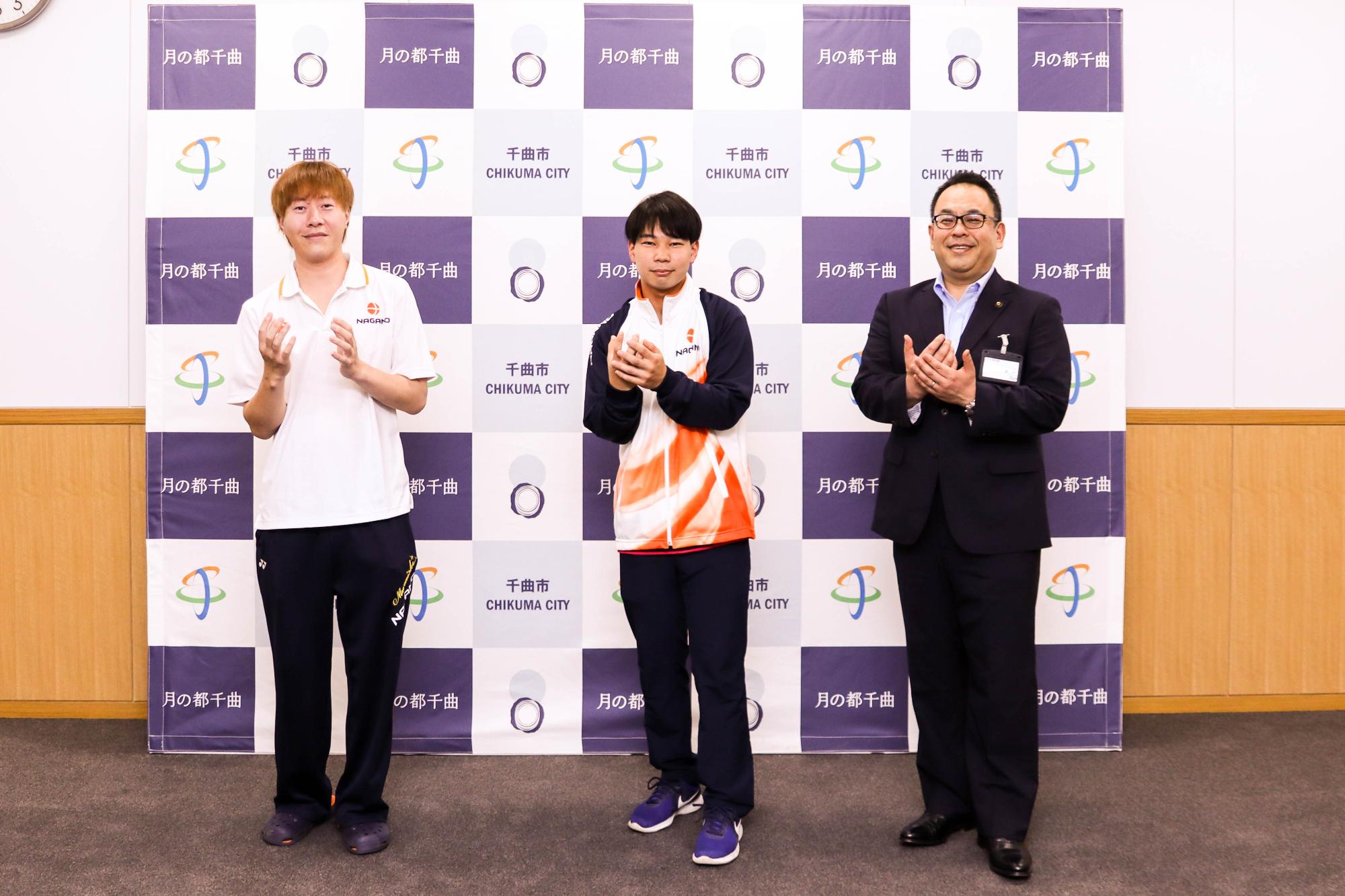 ボウリングの構えを決める村石副理事長、小林さん、小川市長