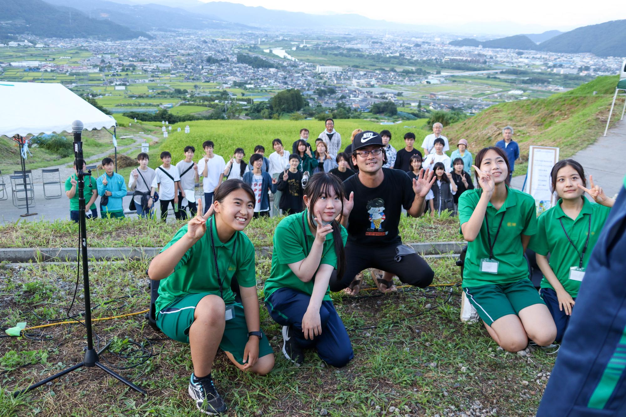棚田グループの4人と出演者全員で記念撮影